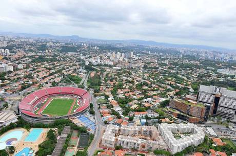 Imagem aérea do bairro Morumbi, na qual se vê o estádio do Morumbi em destaque em meio a casas e árvores.