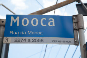 Placa da Rua da Mooca, nas cores azul marinho e cinza.